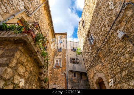 Maisons et des magasins dans les ruelles étroites et tortueuses de la cité médiévale, village de Tourrettes sur Loup dans le sud de la France. Banque D'Images