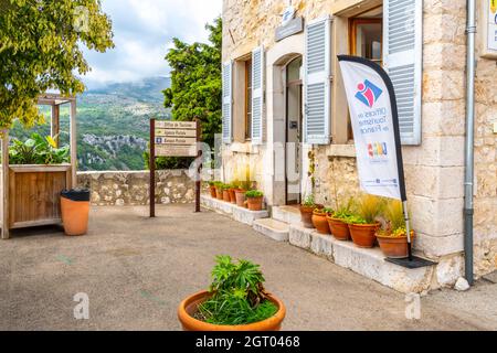 Vue sur l'office de tourisme, la poste et la banque du village médiéval fortifié de Gourdon, dans la région des Alpes-Maritimes. Banque D'Images