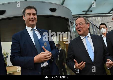 Munich, Allemagne. 1er octobre 2021. Markus SOEDER (Premier ministre de Bavière et Président du CSU) accueille Armin LASCHET (CDU). Fête d'anniversaire du Président honoraire du CSU, le Dr Edmund Stoiber, à l'occasion de son 80e anniversaire, le 1er octobre 2021, à la Fondation Hanns Seidel à Munich. Credit: dpa Picture Alliance/Alay Live News Banque D'Images