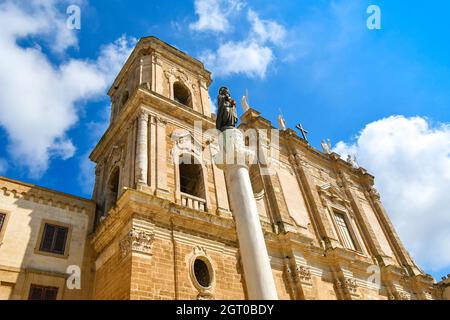 La façade de l'église cathédrale de Brindisi, également connu sous le nom de église Saint Jean-Baptiste dans la région des Pouilles de Brindisi, Italie Banque D'Images