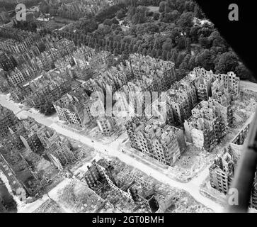 Le district d'Eilbek à Hambourg, en Allemagne, après la tempête de feu qui s'est développée pendant le raid du Commandement de l'bombardier dans la nuit du 27/28 juillet 1943 (opération GOMORRHE). La route qui va en diagonale du haut à gauche vers le bas à droite est Eilbeker Weg, traversée par Rückertstraße. Banque D'Images