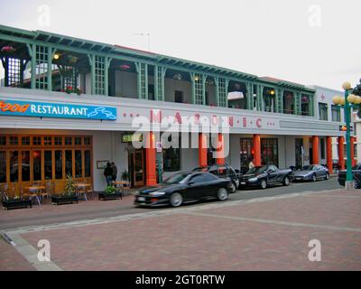 Dans la région de Hawkes Bay, sur l'île du Nord de la Nouvelle-Zélande, se trouve la ville de Napier connue pour sa forte concentration de bâtiments de style Art déco.L'hôtel Masonic, situé à l'angle de Tennyson et de Marine Parade, dans le Napier CBC, a ouvert ses portes en 1861 et a dû être reconstruit deux fois.En 1896, le premier bâtiment maçonnique a été détruit par un incendie et reconstruit l'année suivante.En 1931, le tremblement de terre de la baie de Hawke a causé la mise à niveau d'une grande partie de Napier et le bâtiment a été démoli en raison des incendies causés par le tremblement de terre.Le bâtiment actuel, conçu par l'architecte W.J. Prowse, a ouvert ses portes en 1932. Banque D'Images