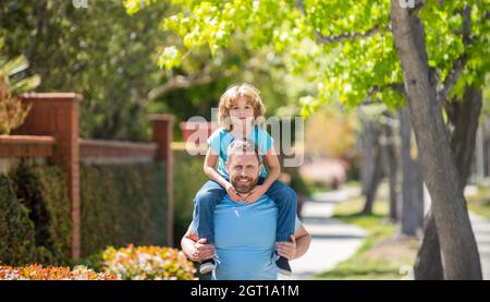 papa heureux avec son fils passant du temps ensemble dans le parc, passer du temps Banque D'Images