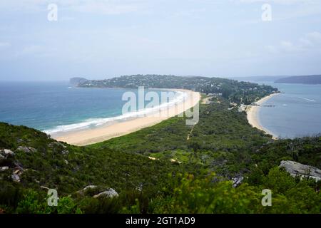 Barrenjoey Isthmus, qui divise Pittwater de l'océan Pacifique Banque D'Images