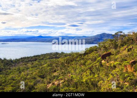 Coles Bay Lookout sur Coles Bay dans le parc national de Freycinet de Tasmanie, Australie - paysage pittoresque. Banque D'Images