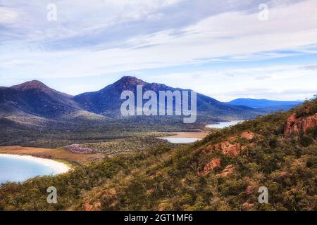 Plage de la baie de Wineglass depuis l'altitude du point de vue du mont sur la péninsule de Freycinet en Tasmanie, en Australie. Banque D'Images