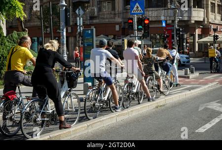 Bucarest, Roumanie - 25 septembre 2021 : les personnes à vélo attendent de traverser la rue sur la piste cyclable de l'avenue Victory à Bucarest, en Rome Banque D'Images