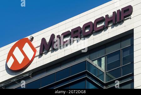 Bucarest, Roumanie - 27 septembre 2021 : le logo de la société américaine Microchip Technology est visible au-dessus de l'immeuble de bureaux d'AFI Park 1 à Bucharest Banque D'Images