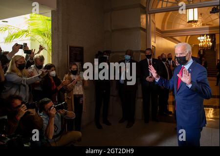 Washington DC, États-Unis. 1er octobre 2021. Le président des États-Unis Joe Biden prend un moment pour faire part de ses commentaires aux journalistes alors qu'il quitte le Capitole des États-Unis à la suite de discussions sur la facture des infrastructures à Washington, DC, le vendredi 1er octobre 2021. Crédit: Rod Lamkey/CNP/MediaPunch crédit: MediaPunch Inc/Alay Live News Banque D'Images