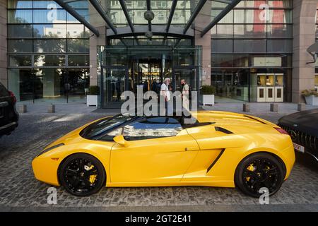 Bucarest, Roumanie - 17 août 2021 : une Lamborghini jaune 2006 Gallardo Spyder est garée devant l'entrée du Radisson Blu Hotel Buchares Banque D'Images