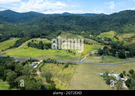 Perspective aérienne au-dessus de la périphérie d'une petite ville de campagne, Finch Hatton, Mackay, Queensland, Australie Banque D'Images