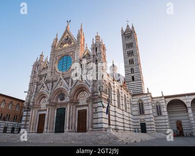 Duomo die Siena Cathédrale extérieur ou Catedrale Metropolitana di Santa Maria Assunta un matin d'été Banque D'Images