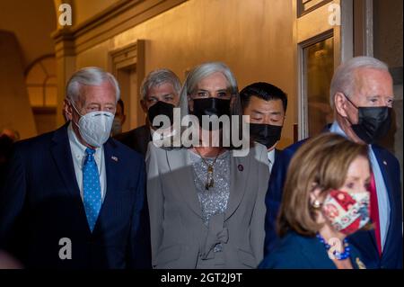 Washington DC, États-Unis. 1er octobre 2021. Steny Hoyer (démocrate du Maryland), à gauche, et Katherine Clark (démocrate du Massachusetts), la représentante des États-Unis, deuxième de gauche, suivent derrière le président des États-Unis Joe Biden, à droite, Et la présidente de la Chambre des représentants des États-Unis Nancy Pelosi (démocrate de Californie), deuxième de droite, alors qu'ils arrivent pour des discussions sur la facture des infrastructures au Capitole des États-Unis à Washington, DC, le vendredi 1er octobre 2021. Crédit: Rod Lamkey/CNP/MediaPunch crédit: MediaPunch Inc/Alay Live News Banque D'Images