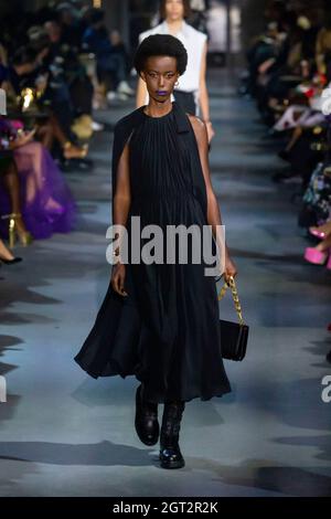 Paris, France. 1er octobre 2021. Le mannequin marche sur la piste au salon de la mode Valentino pendant le printemps/été 2022 Collections Fashion Show à la semaine de la mode de Paris à Paris, France, le 1er octobre 2021. (Photo de Jonas Gustavsson/Sipa USA) crédit: SIPA USA/Alay Live News Banque D'Images