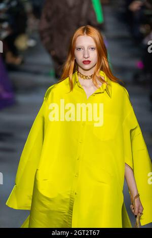 Paris, France. 1er octobre 2021. Le mannequin marche sur la piste au salon de la mode Valentino pendant le printemps/été 2022 Collections Fashion Show à la semaine de la mode de Paris à Paris, France, le 1er octobre 2021. (Photo de Jonas Gustavsson/Sipa USA) crédit: SIPA USA/Alay Live News Banque D'Images