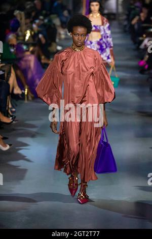 Paris, France. 1er octobre 2021. Le mannequin marche sur la piste au salon de la mode Valentino pendant le printemps/été 2022 Collections Fashion Show à la semaine de la mode de Paris à Paris, France, le 1er octobre 2021. (Photo de Jonas Gustavsson/Sipa USA) crédit: SIPA USA/Alay Live News Banque D'Images