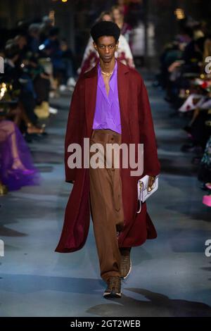 Paris, France. 1er octobre 2021. Le mannequin marche sur la piste au salon de la mode Valentino pendant le printemps/été 2022 Collections Fashion Show à la semaine de la mode de Paris à Paris, France, le 1er octobre 2021. (Photo de Jonas Gustavsson/Sipa USA) crédit: SIPA USA/Alay Live News Banque D'Images