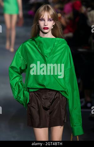 Paris, France. 1er octobre 2021. VALENTINO SS22 piste pendant la semaine de la mode à Paris - Paris, France. 01/10/2021 crédit : dpa/Alay Live News Banque D'Images