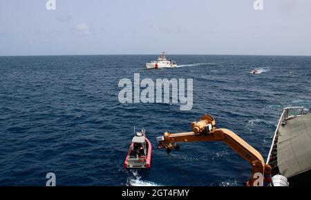 L'équipage de l'USCGC Reliance (WMEC 615) transfère des passagers avec l'USCGC Winslow Griesser (WPC 1116) au cours d'une patrouille dans les Caraïbes jusqu'au 29 août 2021, afin de préserver la sécurité de la vie en mer et d'interrompre le trafic de stupéfiants illégaux. Reliance est un cutter d'endurance moyenne de 210 pieds avec une équipe de 71 personnes, qui a été porté à Pensacola, en Floride. (É.-U. Photo de la Garde côtière par l'officier Petty de 2e classe Zachary Pumphrey) Banque D'Images