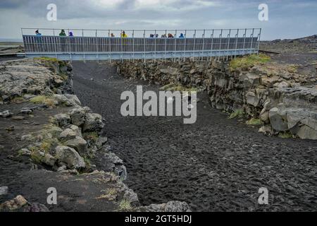 Péninsule de Reykjanes, Islande : le pont entre les continents traverse le fossé entre les plaques tectoniques européennes et nord-américaines. Banque D'Images