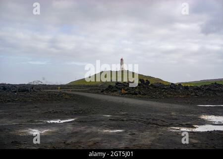 Le phare de Reykjanesvíti (1908) est le plus ancien phare d'Islande, situé à l'extrémité de la péninsule de Reykjanes. Banque D'Images