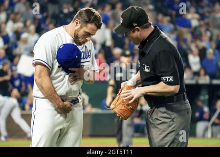 Kansas City, États-Unis. 1er octobre 2021. Le pichet de secours des Royals de Kansas City Greg Holland (35) a fait vérifier sa ceinture par un arbitre après avoir pické contre les Twins du Minnesota dans le septième repas au stade Kaufman à Kansas City, Missouri, le vendredi 1er octobre 2021. Photo de Kyle Rivas/UPI crédit: UPI/Alay Live News Banque D'Images