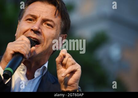 Naples, Italie. 1er octobre 2021. Giuseppe Conte, chef de Movimento Cinque Stelle, prononce un discours sur la Piazza Dante pour soutenir le candidat de la coalition de gauche Gaetano Manfredi au poste de maire de Naples. (Photo de Pasquale Gargano/Pacific Press) Credit: Pacific Press Media production Corp./Alay Live News Banque D'Images