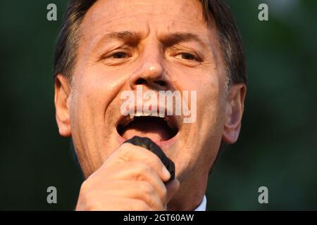 Naples, Italie. 1er octobre 2021. Giuseppe Conte, chef de Movimento Cinque Stelle, prononce un discours sur la Piazza Dante pour soutenir le candidat de la coalition de gauche Gaetano Manfredi au poste de maire de Naples. (Photo de Pasquale Gargano/Pacific Press) Credit: Pacific Press Media production Corp./Alay Live News Banque D'Images