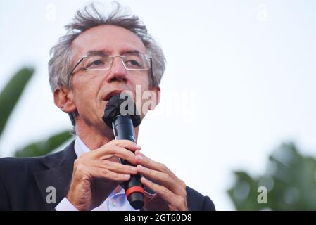 Naples, Italie. 1er octobre 2021. Gaetano Manfredi ex Ministre de l'Université et candidat de Reseurch au poste de maire de Naples pour la coalition de gauche, prononcera un discours sur la Piazza Dante. (Photo de Pasquale Gargano/Pacific Press) Credit: Pacific Press Media production Corp./Alay Live News Banque D'Images