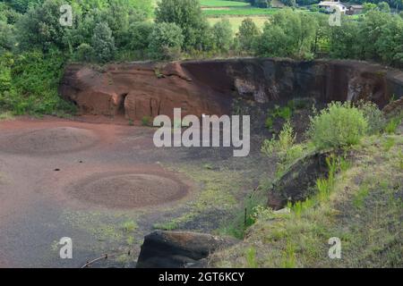 Le Croscat est un volcan qui est situé dans le nord-ouest de la municipalité de Santa Pau, dans la région de la Garroxa à Gerona, Catalogne, Espagne Banque D'Images