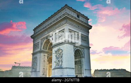 L'Arc de Triomphe de l'Étoile est l'un des plus célèbres monuments de Paris Banque D'Images