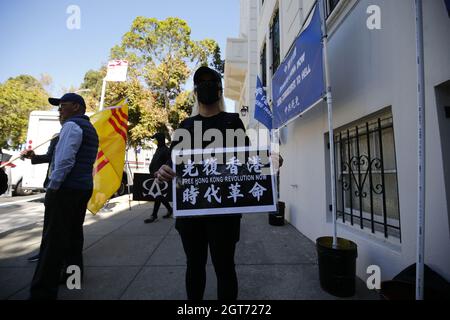 San Francisco, États-Unis. 1er octobre 2021. Un manifestant tient un écriteau intitulé « Free Hong Kong Revolution Now » pendant la manifestation. « la Fondation chinoise pour l'éducation démocratique » a organisé une manifestation devant le consulat général de la République populaire de Chine à San Francisco pour demander aux médias de se concentrer sur les militants pro-démocratie en Chine et à Hong Kong après les dirigeants de Un groupe d'étudiants pro-démocratie nommé « politisme tudent », a été arrêté aujourd'hui par la loi de sécurité nationale. (Photo de Michael Ho Wai Lee/SOPA Images/Sipa USA) crédit: SIPA USA/Alay Live News Banque D'Images