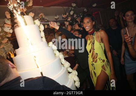 Paris, France . 02 octobre 2021. Cindy Bruna à l'occasion du 27e anniversaire de Cindy Bruna organisé par Five Eyes production à ''Giuse Trattoria' à Paris, France, le 01 octobre 2021. Photo de Jerome Domine/ABACAPRESS.COM crédit: Abaca Press/Alay Live News Banque D'Images