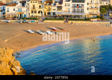 La ville de Blanes et de la plage de Sa Palomera rock à matin en Espagne Banque D'Images