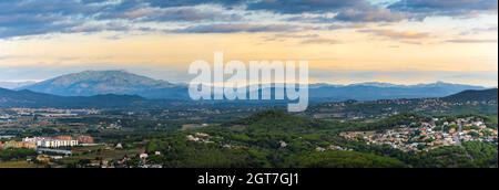 Chaîne de montagnes autour de la ville de Blanes en Espagne Banque D'Images