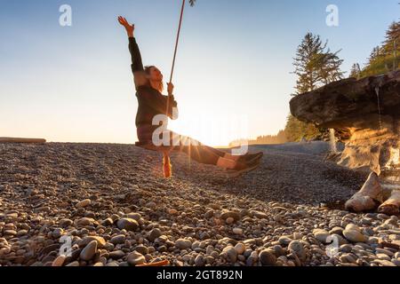 Femme aventureuse blanche de race blanche à Sandcut Beach sur la côte ouest Banque D'Images