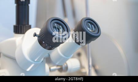 Oculaires d'un microscope à lumière ou fluorescent dans un environnement de laboratoire de recherche Banque D'Images