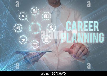 Écriture manuscrite planification de carrière. Approche d'entreprise Une liste d'objectifs et les actions que vous pouvez prendre pour les atteindre Lady en uniforme tablette de maintien dans Banque D'Images