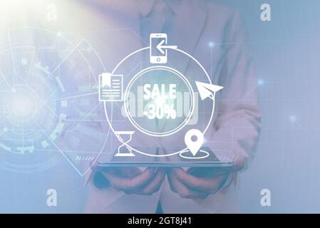 Affiche textuelle indiquant une vente de 30 %. Mot pour Un prix promo d'un article à 30 pour cent de démarques femme dans la tenue debout uniforme tablette montrant Banque D'Images