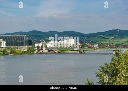 01 juin 2019 Vienne, Autriche - Gare et métro Handelskai. Vue depuis le Danube. Matin d'été ensoleillé Banque D'Images