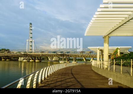 Marina Bay Sands, un complexe intégré en face de la sous-zone Marina Bay Bayfront, avec Helix Bridge et Singapore Flyer le fond. Banque D'Images