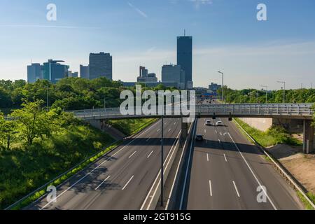 01 juin 2019 Vienne, Autriche - autoroute pour diverses directions à Vienne, ville de Donau en arrière-plan. Matin ensoleillé Banque D'Images