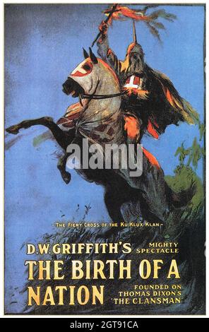 Affiche de théâtre américaine vintage - 'la naissance d'une nation - la croix ardente du Ku-Klux-Klan'. 1910s Banque D'Images