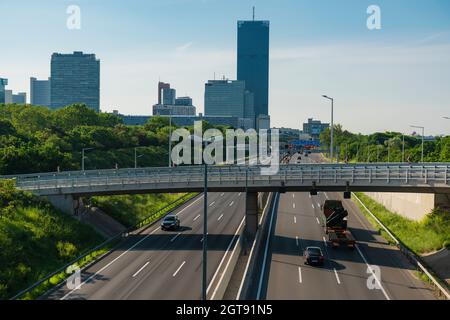 01 juin 2019 Vienne, Autriche - autoroute pour diverses directions à Vienne, ville de Donau en arrière-plan. Matin ensoleillé Banque D'Images