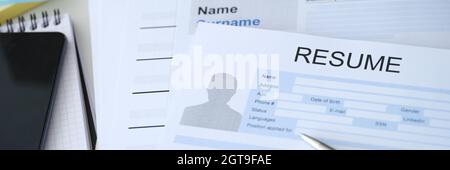 Stylo à bille allongé sur le formulaire de CV de travail vierge fermé Banque D'Images
