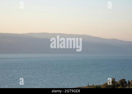 Lever de soleil sur la mer Morte par une journée brumeuse. Vue d'Israël sur les montagnes du Jourdain. Photo de haute qualité Banque D'Images