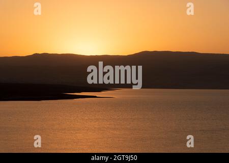 Lever de soleil orange se reflétant au large de la mer Morte. Photo de haute qualité Banque D'Images