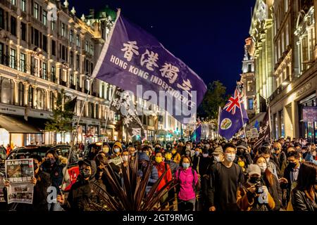 Une vue de la foule descendant vers l'ambassade chinoise à Londres. Rassemblement et marche conjoints des Hongkongais, Tibétains et Uyghurs à Londres pour protester contre la célébration de la Journée nationale de la République populaire de Chine. Le rassemblement a commencé sur Piccadilly Circus et a appelé le public à se joindre à la pétition pour boycotter les Jeux olympiques d'hiver qui se tiendront à Pékin l'année prochaine. La foule a ensuite défilé à l'ambassade chinoise où les manifestants ont brûlé la photo de Carrie Lam et de Xi Jinping devant l'ambassade. Les Hongkongais, les Tibétains et les Uyghurs ont tenu des communautés Banque D'Images