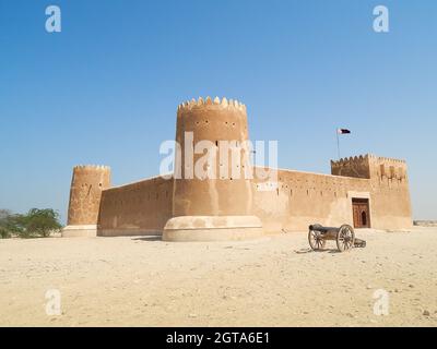 Vue interne du fort historique d'Al Zubarah au Qatar avec un canon Banque D'Images