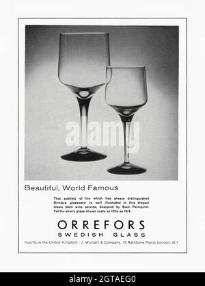 Une publicité des années 1960 pour les élégants verres à vin et à sherry suédois d'Orrefors. La publicité est apparue dans un magazine publié au Royaume-Uni en octobre 1962. Les verreries d'Orrefors ont été fondées en 1898. Jusqu'en 1913, l'entreprise produisait principalement du verre de fenêtre et des bouteilles. Lorsque le consul Johan Ekman a acheté l'usine en 1913, Orrefors a commencé à produire de la verrerie en cristal et du verre d'art. Les verreries d'Orrefors ont fermé leurs portes en 2012. Sven Palmqvist (1906–1984) est l'un des plus grands artistes de verre de Suède au cours du XXe siècle – graphiques vintage des années 1960. Banque D'Images